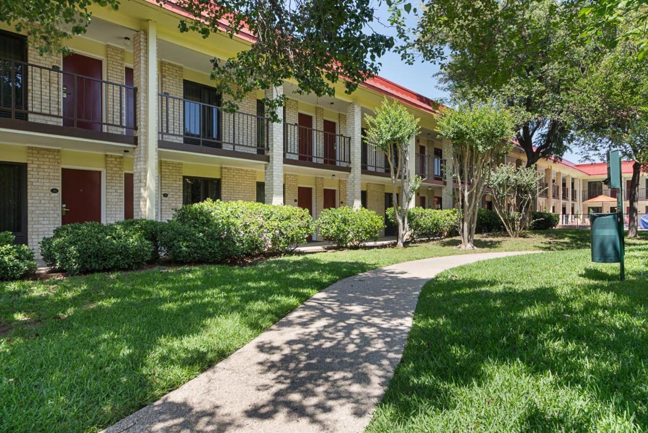 Red Roof Inn Plus+ Dallas - Addison Bagian luar foto