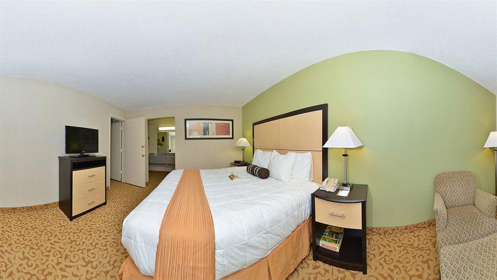 Red Roof Inn Plus+ Dallas - Addison Bagian luar foto