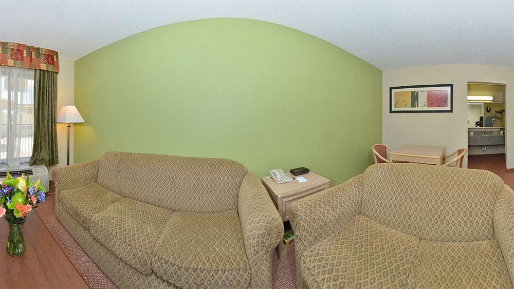 Red Roof Inn Plus+ Dallas - Addison Bagian luar foto