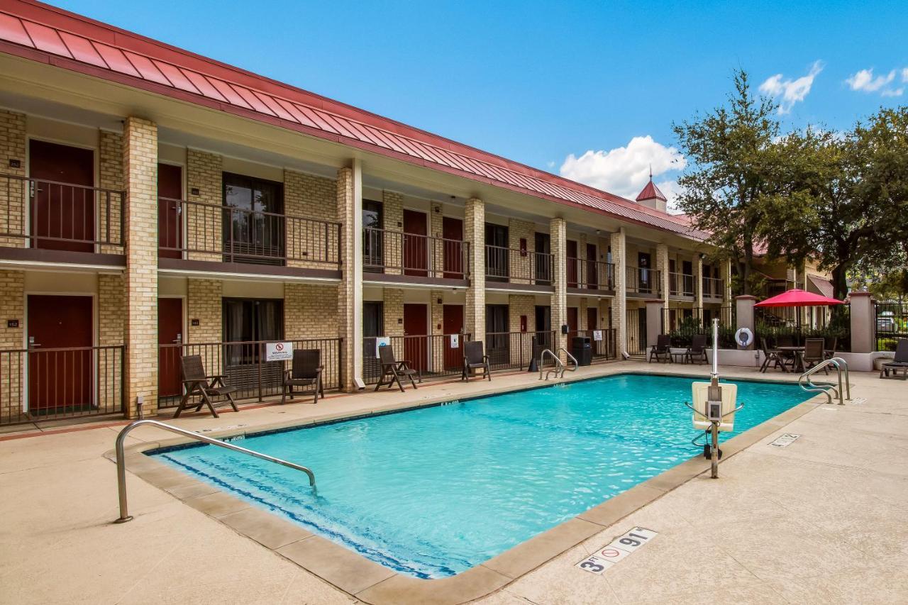 Red Roof Inn Plus+ Dallas - Addison Bagian luar foto