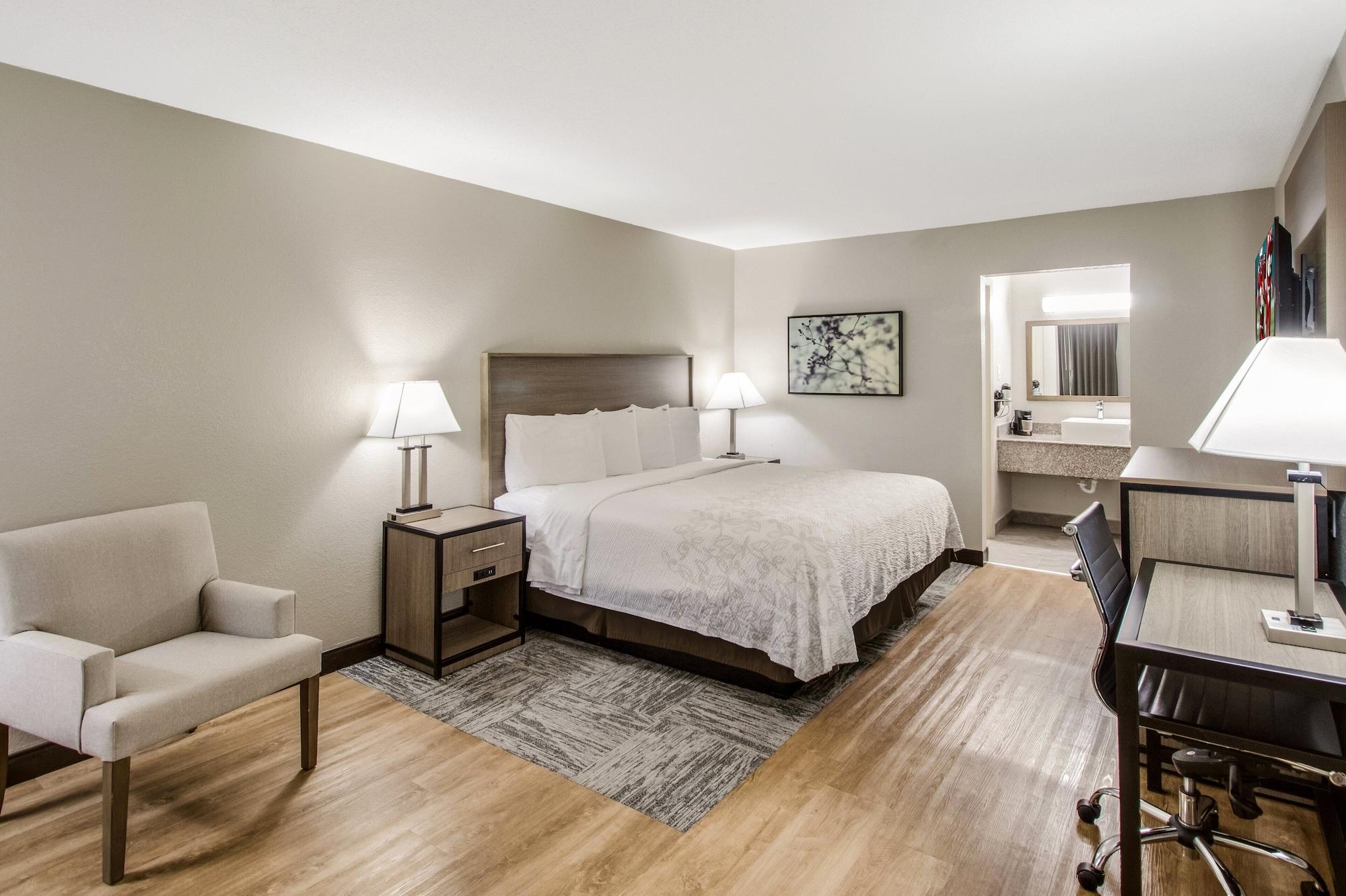Red Roof Inn Plus+ Dallas - Addison Bagian luar foto