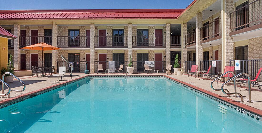 Red Roof Inn Plus+ Dallas - Addison Bagian luar foto