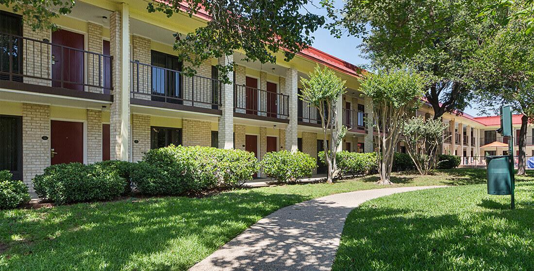 Red Roof Inn Plus+ Dallas - Addison Bagian luar foto